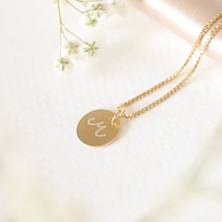 Tiny Signiture Arany bevonattal rendelkező ezüst nyaklánc egyedileg gravírozott medállal
