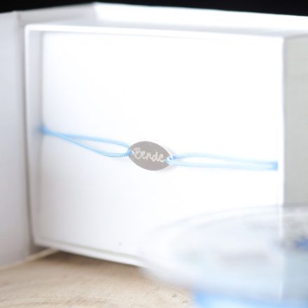 Mini Oval madzag karkötő egyedileg gravírozott medállal